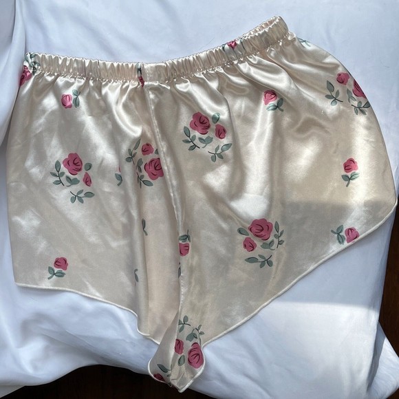 Rubylishious Satin pijama set shorts and tank top Beige color with floral print - Picture 4 of 5